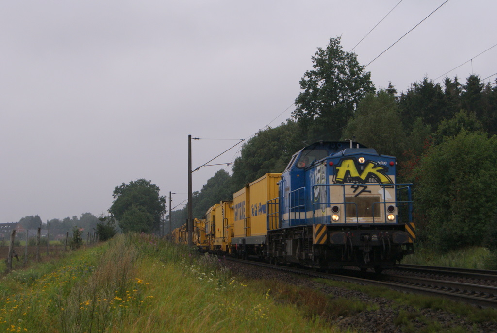 Spitzke V100 mit Bauzug in Reindorf am 04.08.2011