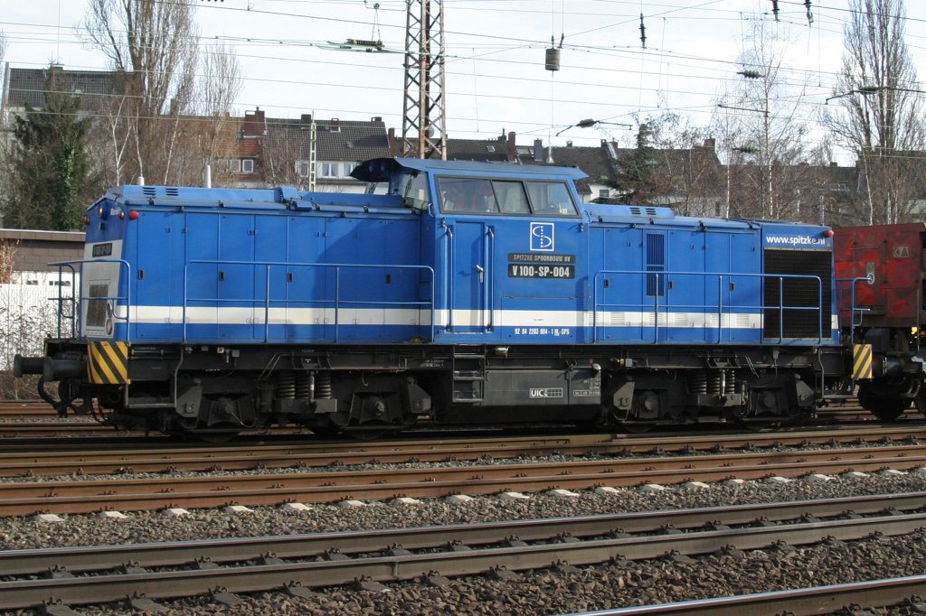 Spitzke V100-SP-004 fhrt am 27.2.10 mit Bauzug aus Dsseldorf Hbf in Dsseldorf-Rath ein