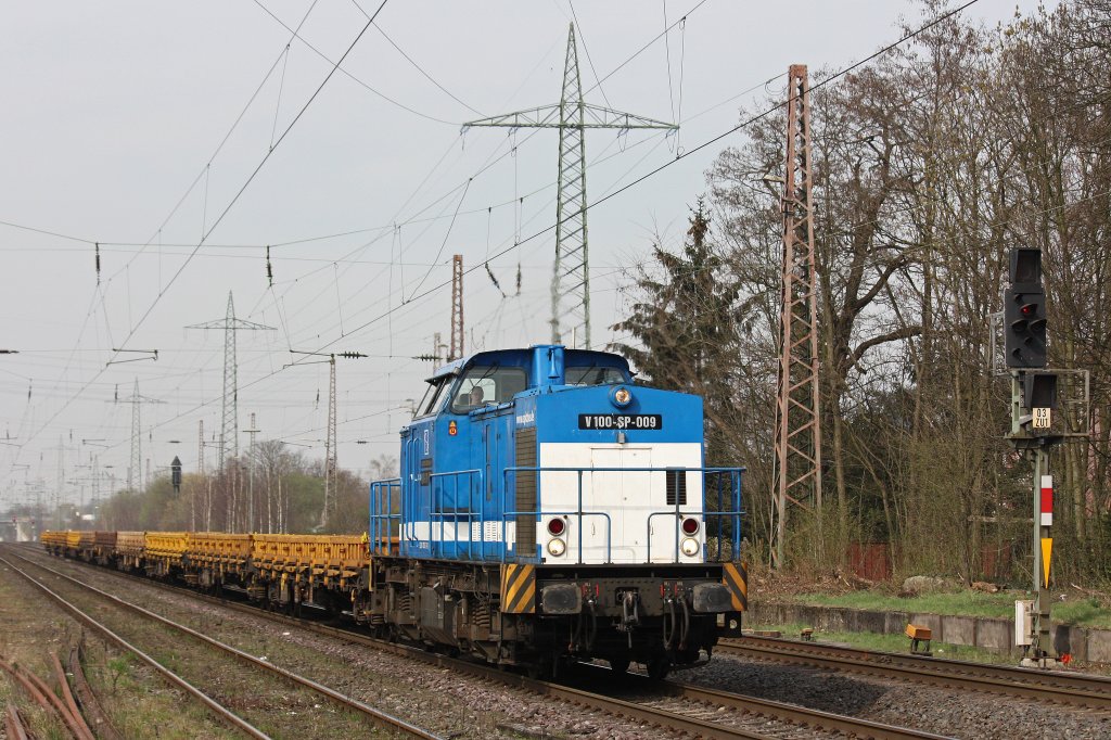Spitzke V100-SP-009 fuhr am 27.3.12 mit einem Flachwagenzug durch Ratingen-Lintorf.