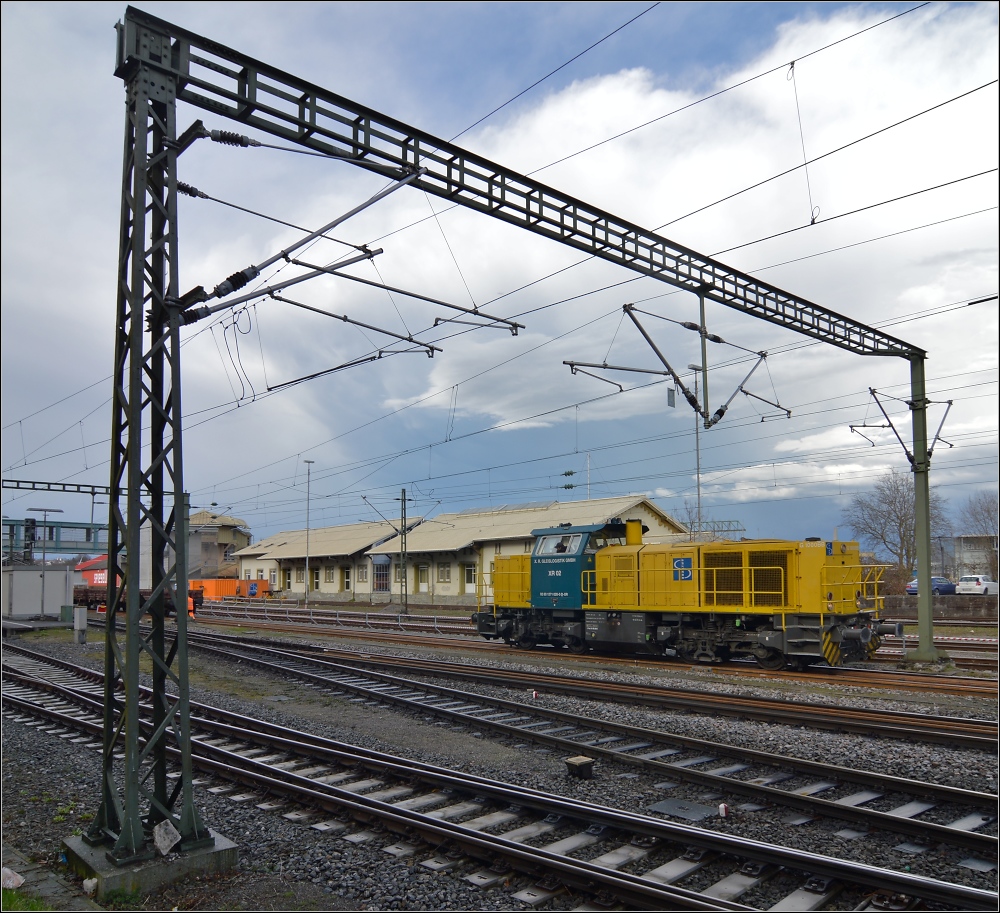 Spitzke XR02, Vossloh G 1000 BB mit der Nummer 271 020-0 ist mit der Baustelle in Konstanz beschftigt mit der Abfuhr der ausgebauten Gleise. Hier unter dem recht kuriosen SBB-DB Zwittermasten am sdlichen Bahnsteigende. Im Hintergrund die ehemalige SBB-Gterhalle. April 2013.
