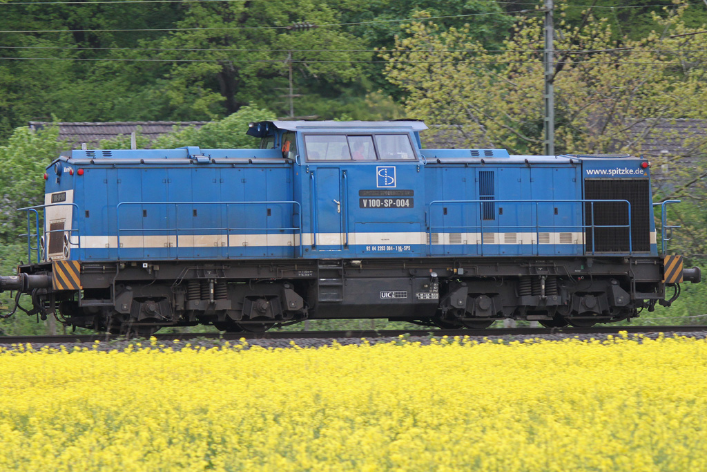 Spitzkes V100-SP-004 zog am 3.5.12 einen Langschienenzug durch Ratingen-Lintorf.