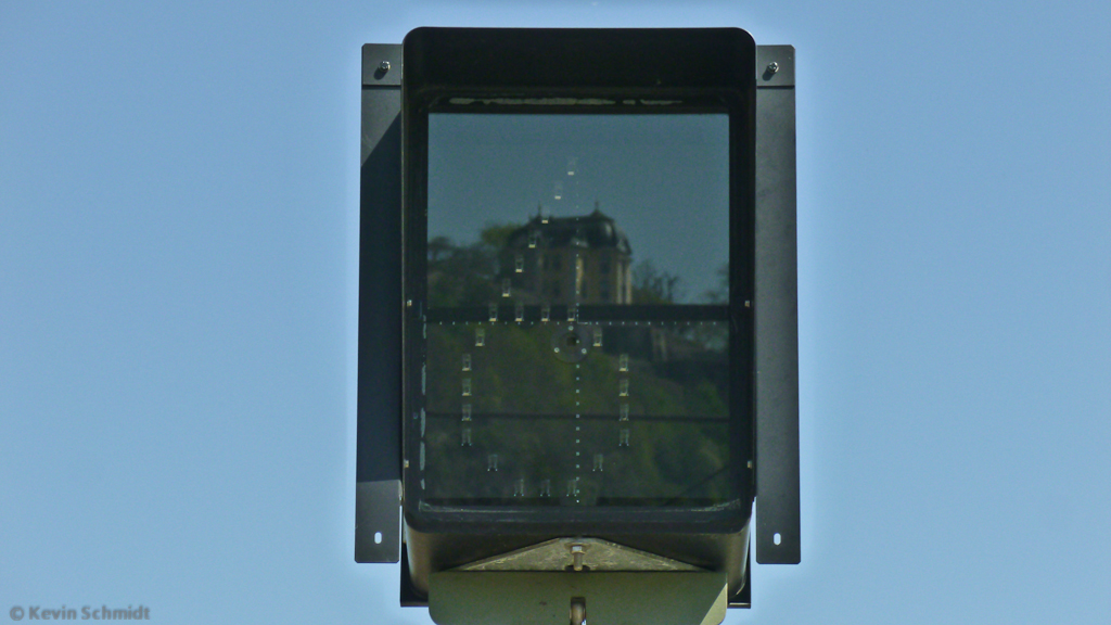 Spontan in Dornburg auf dem Bahnsteig entdeckt: In dieser Geschwindigkeitsanzeige spiegelt sich eines der Dornburger Schlösser. (28.04.2012)