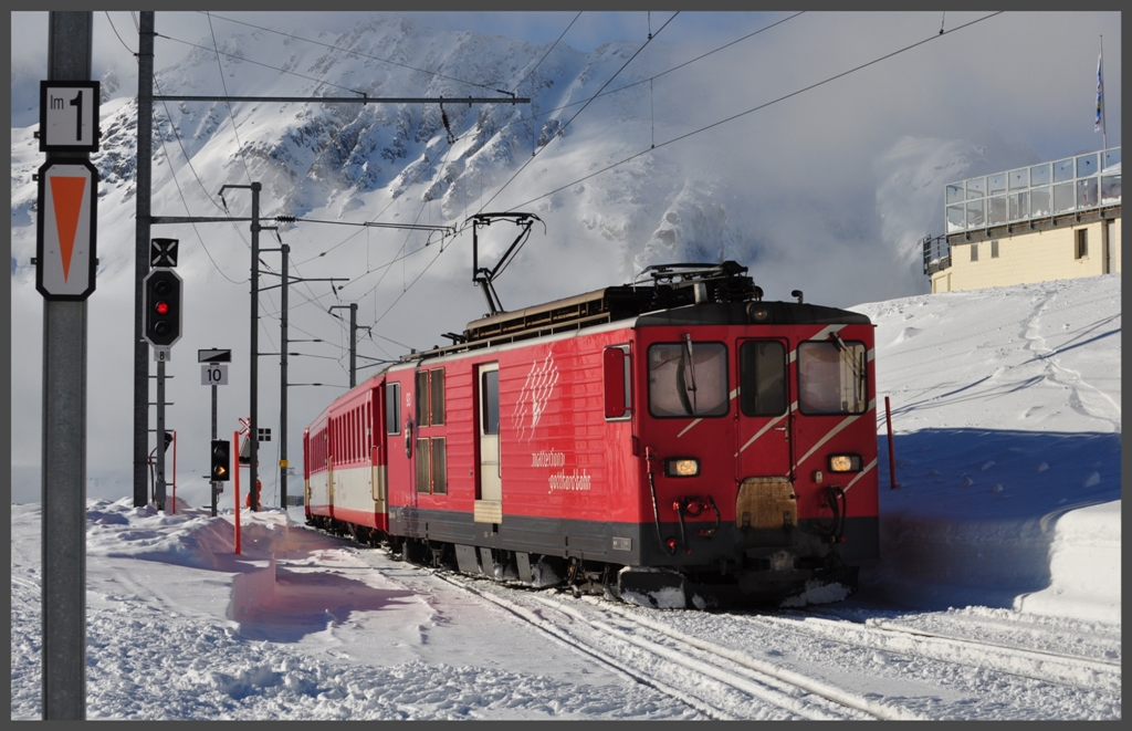 Sportzug R842 nach Oberalppass mit Deh 4/4 93 fhrt in Ntschen ein. (10.01.2012)