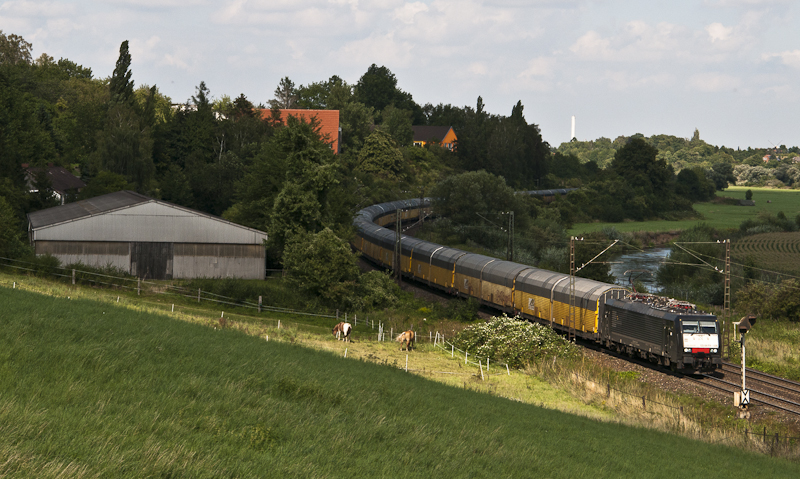 Spotlight gab es am 19. August 2010 fr MRCE ES 64 F4 -036 in Elze. Am Haken hatte sie einen PCT Altmann Zug.