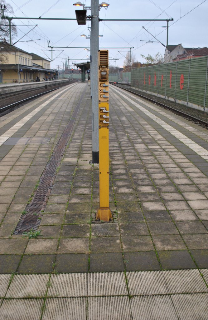 Sprechstelle auf Gleis 2/3 in Lehrte am 19.11.2010.