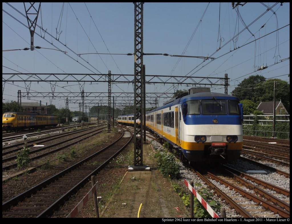 Sprinter 2962, aus Zandvoort kommend, f�hrt in den Bahnhof von Haarlem ein (01.08.2011)