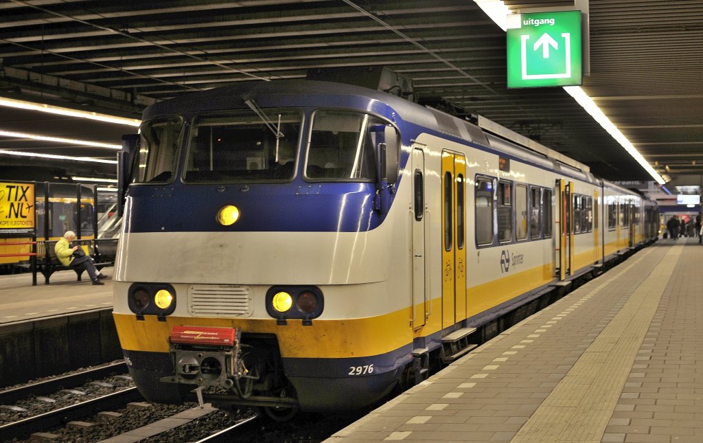 Sprinter 2976 mit Regional nach Haarlem am 17.02 2011 in Den Haag CS.