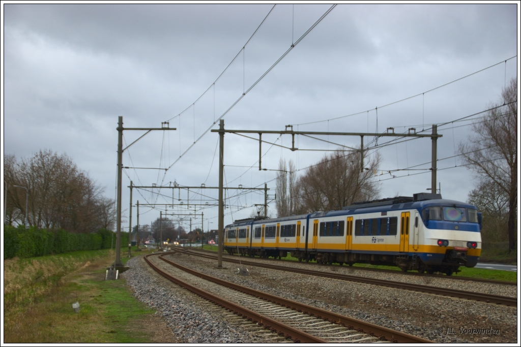 Sprinter Plan Y 2970 f�hrt als RE 7044 dem Bahnhof von Rijssen, auf der Eisenbahnlinie Almelo-Deventer, aus; 7. Januar 2012.