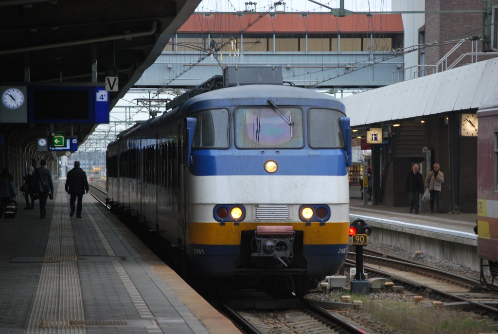 Sprinter-Triebzug als  stoptrein  nach M.-Randwijck im Bhf Maastricht. November 2012