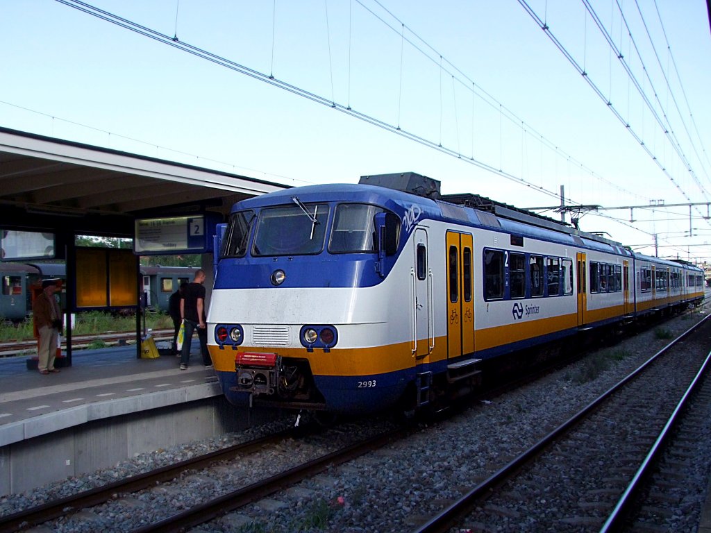 Sprinter2993 steht am Bahnhof HOORN als Stoptrein 3365 nach Hoofddorp bereit;100904