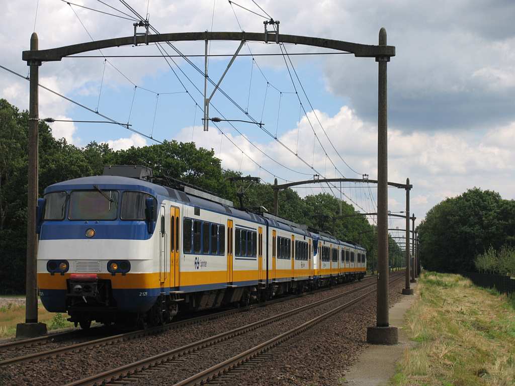 Sprinters 2121 und 2993 mit Regionalzug RE 9646 Deurne-Nijmegen bei Vlierden am 19-7-2012.
