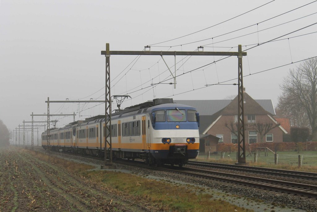 Sprinters 2136 und 2937 mit RE 7042 Enschede-Apeldoorn bei Holten am 19-11-2012.