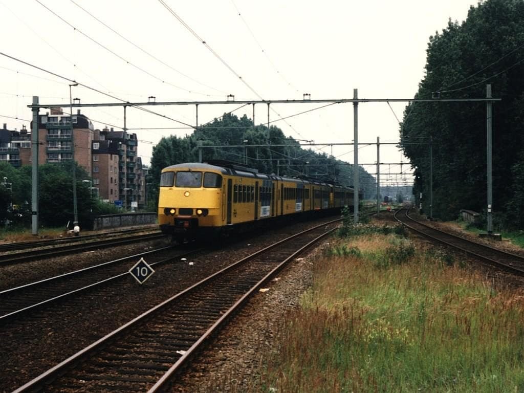 Sprinters 2879 und 2887 mit Regionalzug 4820 Uitgeest-Amsterdam CS auf Bahnhof Beverwijk am 16-8-1996. Bild und scan: Date Jan de Vries.