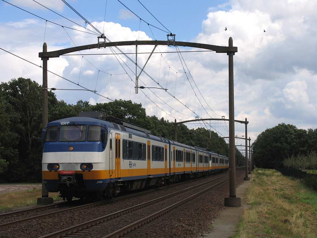 Sprinters 2963 und 2953 mit Regionalzug RE 9650 Deurne-Nijmegen bei Vlierden am 19-7-2012.
