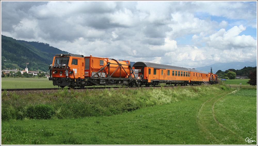 Spritzzug Tersus SKL X 9981 9195 501-7 + SKL X 9981 9195 504-1 (ex Cargo Sprinter)fhrt als  Vegetationskontrollfahrt SKL 95084 von Zeltweg nach Pls.
Fohnsdorf 11.6.2012