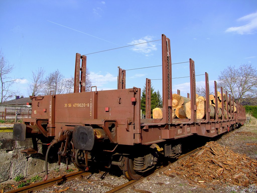Sps 3156(SK-ZSSKC)4719020-8 wurde am Ladegleis des Bhf. Ried von seiner Rundholzfracht teilentladen;120403