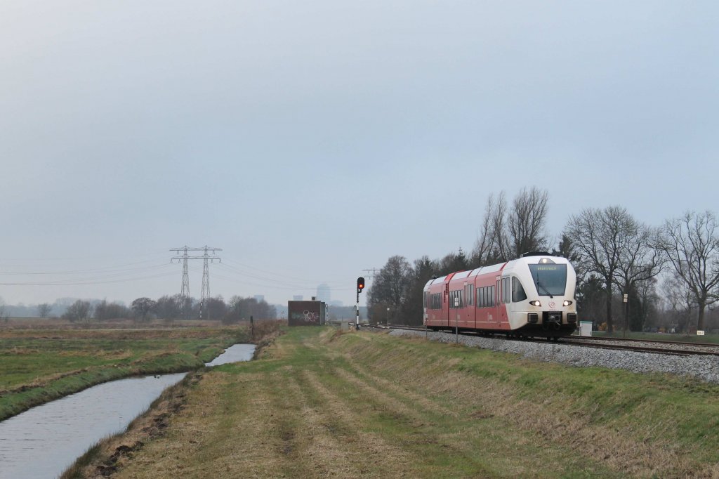 Spurt 10307 “Frits Zernike” (Arriva) mit Regionalzug 37825 Groningen-Veendam bei Waterhuizen am 3-1-2013.

