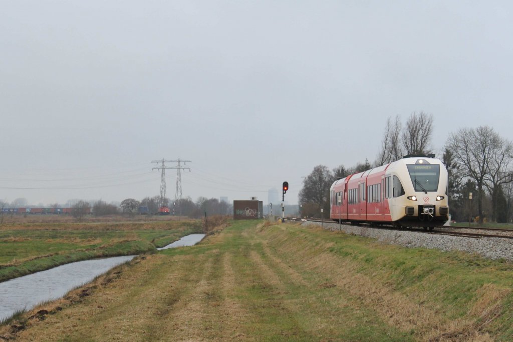 Spurt 10314 “Jopie Huisman” (Arriva) mit Regionalzug 37827 Groningen-Veendam bei Waterhuizen am 3-1-2013.

