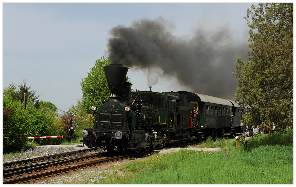 Spz 8448 von Lieboch nach Graz, bespannt mit unserer 153 Jahre alten 671, am 1. Mai 2013 bei der Ausfahrt aus Lieboch. Auch der letzte halbmechanische Schranken auf der GKB ist auf diesem Bild zu sehen. 