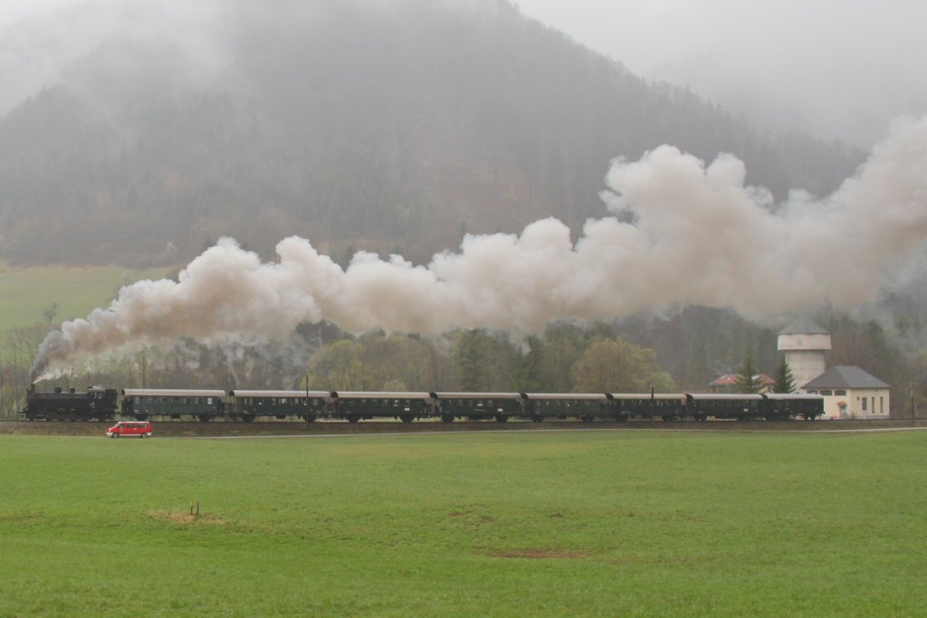 SR 14602 mit der 93 1420 des Verein Neue Landesbahn auf dem Weg von St P�lten Hbf nach Markt St. Aegyden am Neuwalde, nachdem ich hier keine Streckenkenntnis habe hoff ich das die Ortsangabe von Navi her stimmen. Das Foto entstand in der N�he von Innerfahrafeld; am 15.04.2012