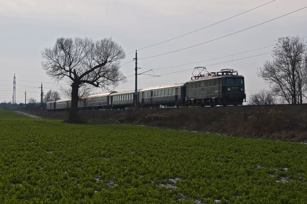 SR 17954 mit 1041.15, unterwegs von Wien FJB nach Retz. Die Aufnahme enstand kurz nach Stockerau, am 08.12.2012.