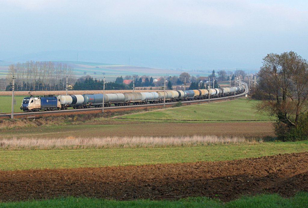 SRID 47186 rollt mit 1600 Tonnen Last von 20 beladenen Kesselwagen Richtung Passau. Die Aufnahme entstand am 14.11.2009 zwischen Neulengbach und Ollersbach.