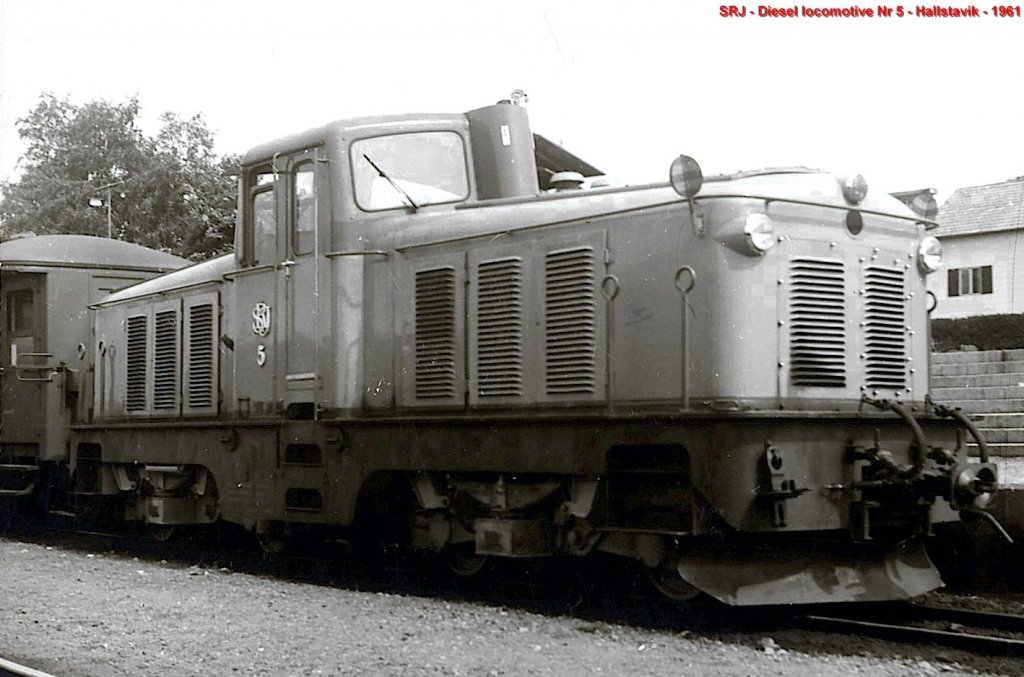 SRJ - Hallstavik - Die Diesellok Nr 5 mit einem Reisezug aus Stockholm - 1961 - Hallstavik - Foto : J.J. Barbieux