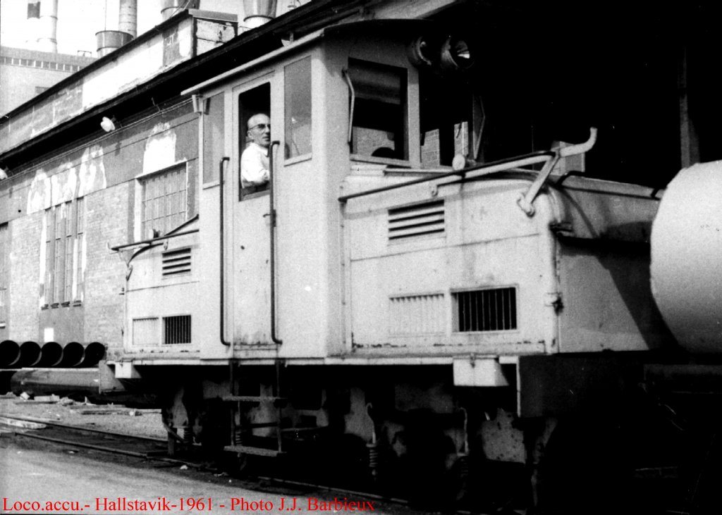 SRJ - eine private Akku Lokomotive bei der Holmen Bruck Papier Fabrik - Spurweit
891 mm - Hallstavik - 1961 - Foto : J.J. Barbieux