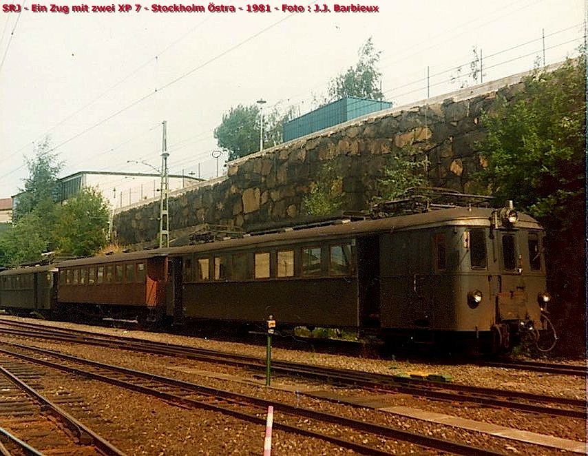 SRJ - Stockholm Roslag Jrnvgar,jetzt einfacher SL, irgendwann in 1981.
Dieser Zug, mit zwei XP 7 Motorwagen und einem Beiwagen inzwischen, wartet fr einen neuen Dienst in Stockholm stra (Ostbahnhof). Dieser Netz (Spurweit 891 mm) war frher sehr gross : bis Uppsala, Hallstavik und Norrtlje aber nur teilweiser elektrifiziert.  Es bleibt nur zwei Linien, mit modernen Material. 
Foto: J.J. Barbieux
