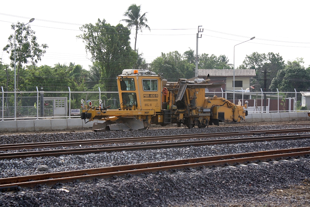 SRT กน.11 (กน.=BR./Ballast Regulator) eine Schotterkehr- und Planiermaschine der Type PBR-400R am 03.Juni 2012 im Bf. Taling Chan Junction.