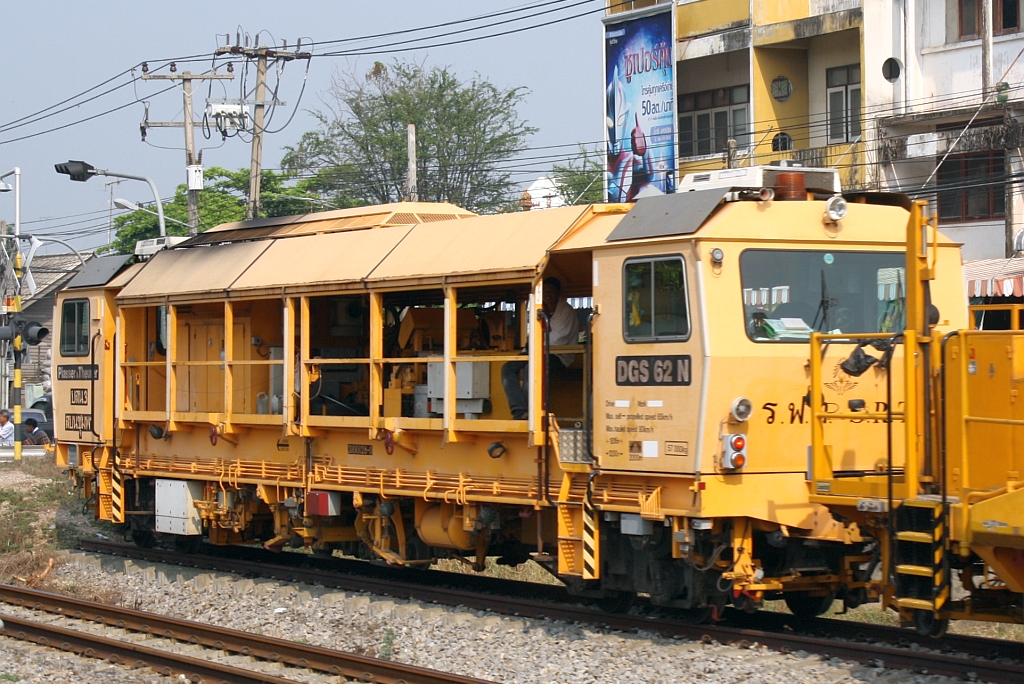 SRT บสน.3, eine Gleisstabilisiermaschinen (Plasser & Theurer, Type DGS 62 N) am 13.März 2011 in Nakhon Pathom Station.