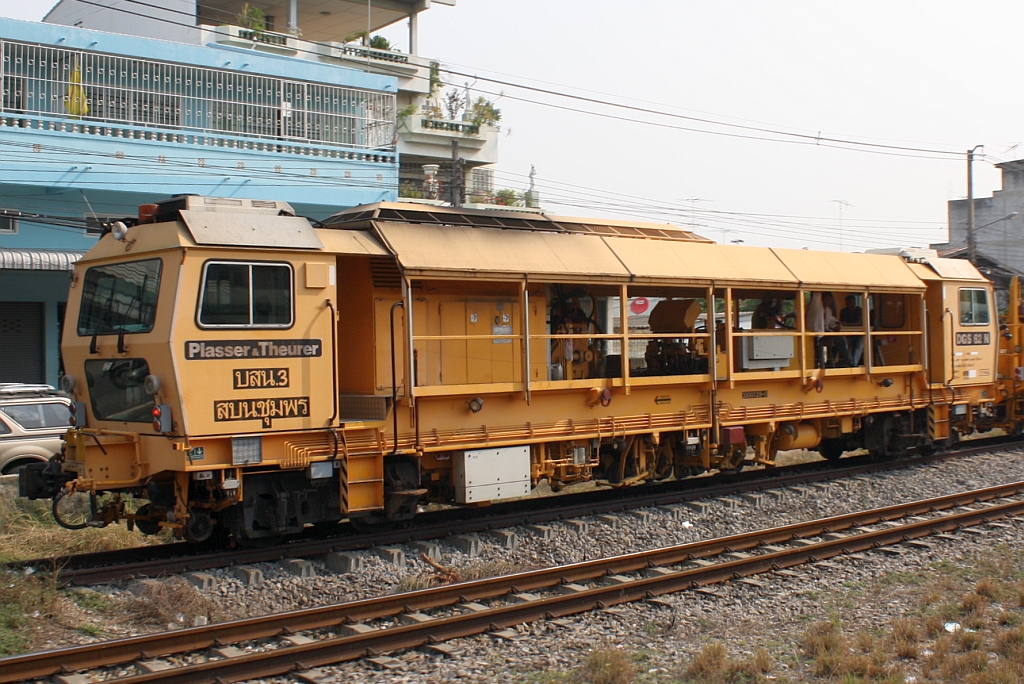SRT บสน.3, eine Gleisstabilisiermaschinen (Plasser & Theurer, Type DGS 62 N) am 13.März 2011 in Nakhon Pathom Station.