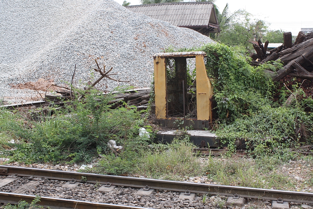 SRT รบน. ohne Nummer wird offensichtlich nicht mehr gebraucht. Bild vom 24.Juli 2012, etwa 1,5 Km außerhalb der Mahachai Station.

