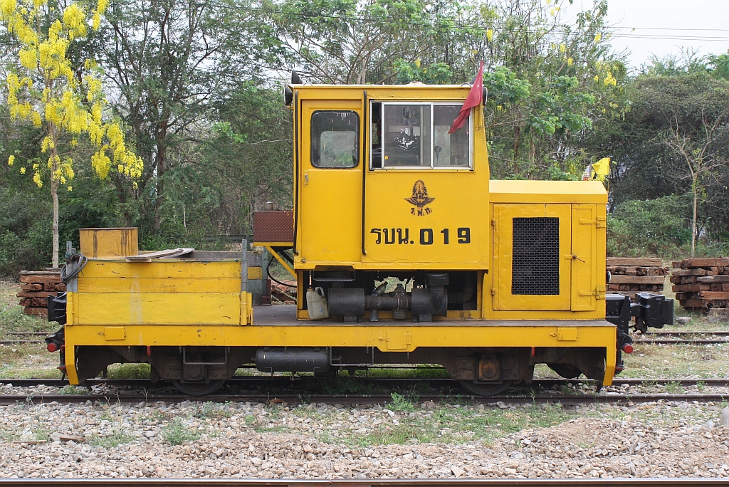 SRT รบน.019, ein Oberbauwagen (J.Hokuriku, Baujahr 1982-84) am 11.März 2012 in der Kanchanaburi Station.
