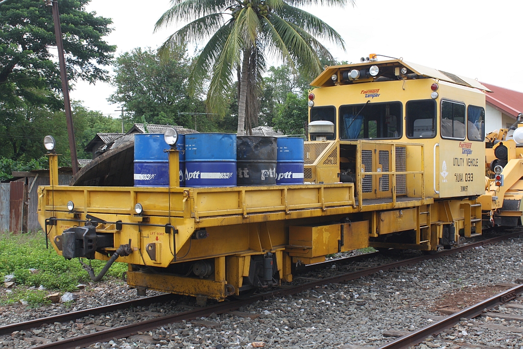 SRT รบน.033, ein Oberbauwagen (Fairmont Tamper, Baujahr 1992-99) am 13.Juni 2011 in der Pak Chong Station.