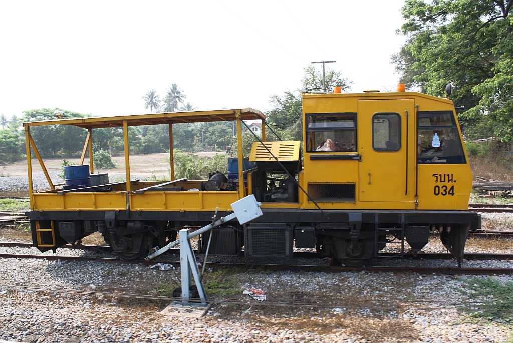 SRT รบน.034, ein Oberbauwagen (KOLZAM, Type WM-15) am 13.März 2011 in der Nong Pladuk Junction.