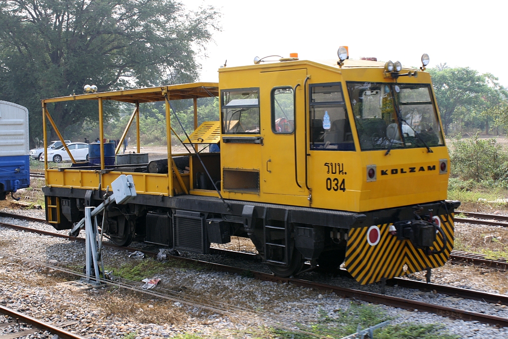 SRT รบน.034, ein Oberbauwagen (KOLZAM, Type WM-15) am 13.März 2011 in der Nong Pladuk Junction.