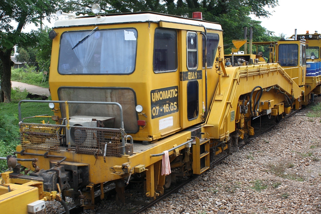 SRT อน.1 (อน.=TM./Tamping Machine) eine Gleisstopfmaschine der Type Unomatic 07-16.GS, am 27.Oktober 2010 im Bf. Laem Tanot.