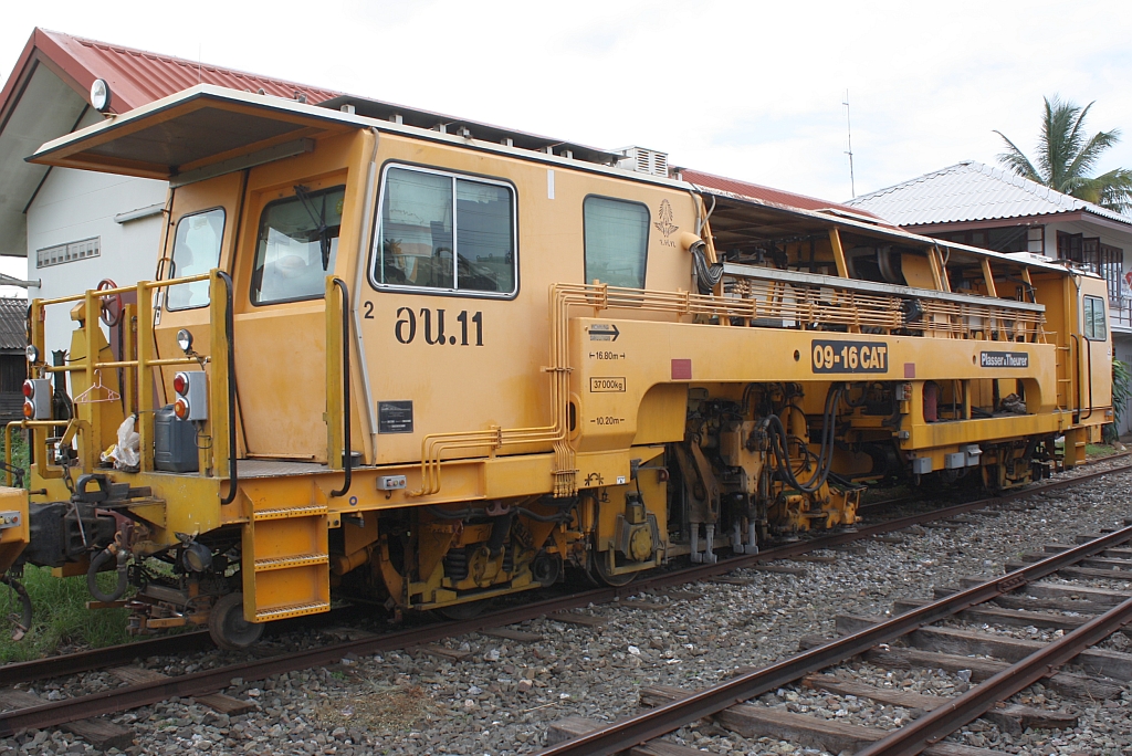SRT อน.11 (อน.=TM./Tamping Machine) eine Gleisstopfmaschine der Type 09-16.CAT am 11.Juni 2011 in der Pak Chong Station.