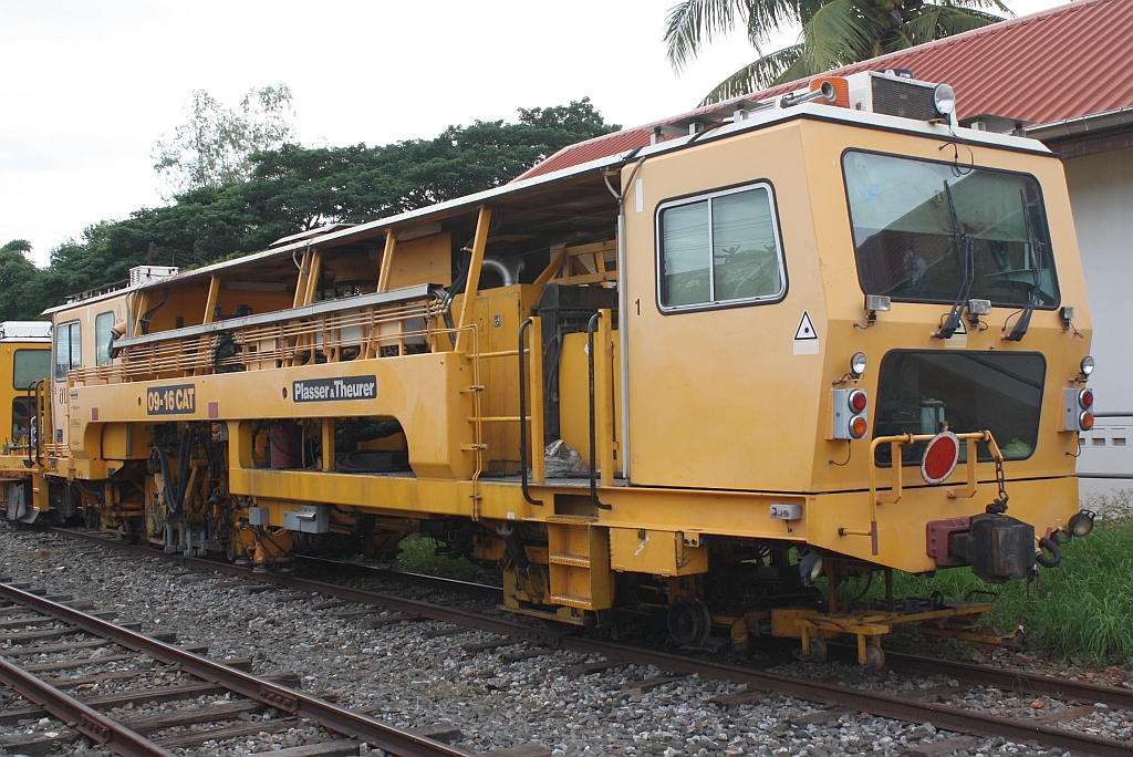 SRT อน.11 (อน.=TM./Tamping Machine) eine Gleisstopfmaschine der Type 09-16.CAT am 11.Juni 2011 in der Pak Chong Station.