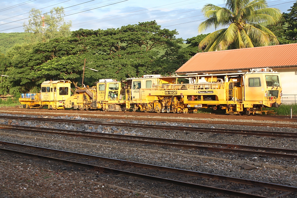 SRT อน.11 (อน.=TM./Tamping Machine) eine Gleisstopfmaschine der Type 09-16.CAT mit SRT กน.13 (กน.=BR./Ballast Regulator) eine Schotterkehr- und Planiermaschine der Type PBR-400R und SRT รบน.033, ein Oberbauwagen (Fairmont Tamper, Baujahr 1992-99) am 13.Juni 2011 in der Pak Chong Station.
