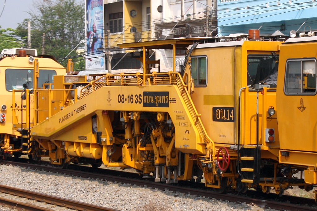 SRT อน.14 (อน.=TM./Tamping Machine) eine Gleisstopfmaschine der Type 08-16 3S am 13.März 2011 im Bf. Nakhon Pathom.