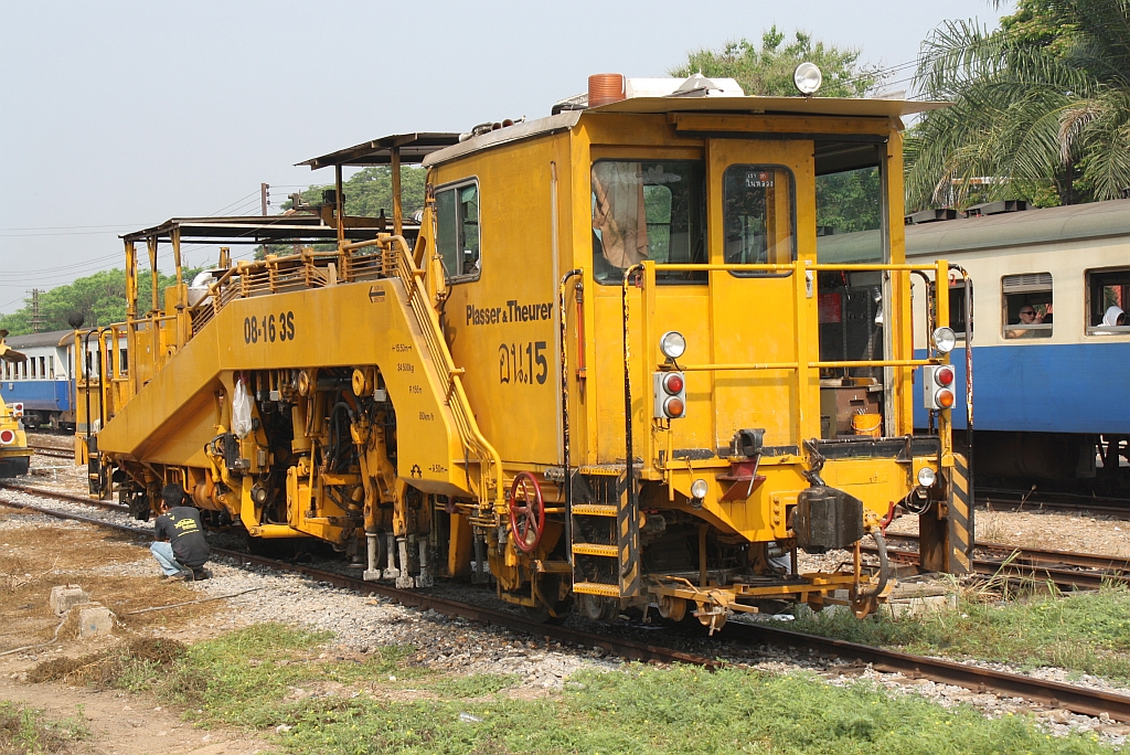 SRT อน.15 (อน.=TM./Tamping Machine) eine Gleisstopfmaschine der Type 08-16 3S am 13.März 2011 im Bf. Nong Pladuk Junction.