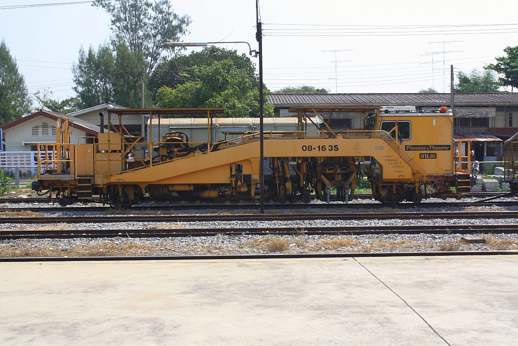 SRT อน.16 (อน.=TM./Tamping Machine) eine Gleisstopfmaschine der Type 08-16 3S am 13.März 2012 im Bf. Lopburi.
