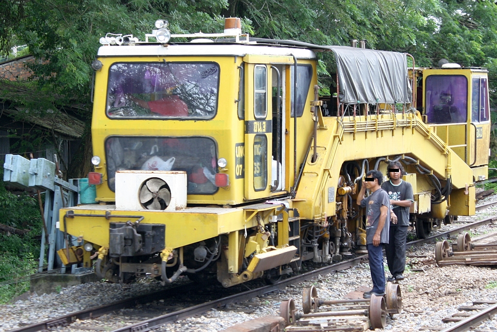 SRT อน.3 (อน.=TM./Tamping Machine) eine Gleisstopfmaschine der Type Unomatic 07-16.GS am 27.Oktober 2010 im Bf. Cha-uat.