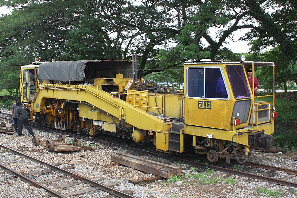 SRT อน.3 (อน.=TM./Tamping Machine) eine Gleisstopfmaschine der Type Unomatic 07-16.GS am 27.Oktober 2010 im Bf. Cha-uat.
