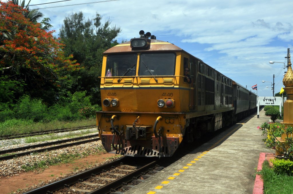SRT 4146 mit Ord 254 Lang Suan - Bangkok-Thonburi fährt am 27.06.13 in den Bahnhof Pran Buri ein. 