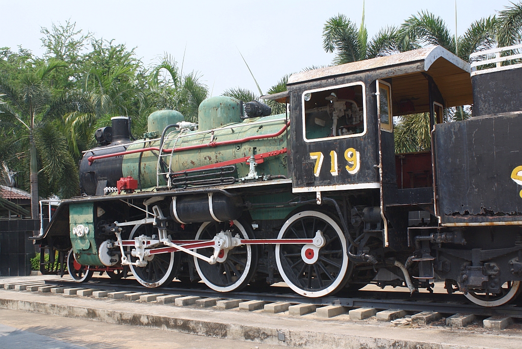 SRT 719 (ex JNR C56.23, 1'C-h2, Kisha Seizo, Bauj. 1936, Fab.Nr. 1352) am 13.März 2011, aufgestellt beim Bf. Saphan Kwai Yai.