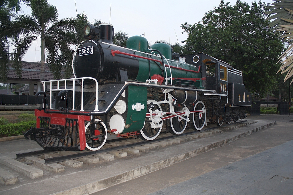 SRT 719 (ex JNR C56.23, 1'C-h2, Kisha Seizo, Bauj. 1936, Fab.Nr. 1352) am 11.März 2012, aufgestellt beim Bf. Saphan Kwai Yai. 

