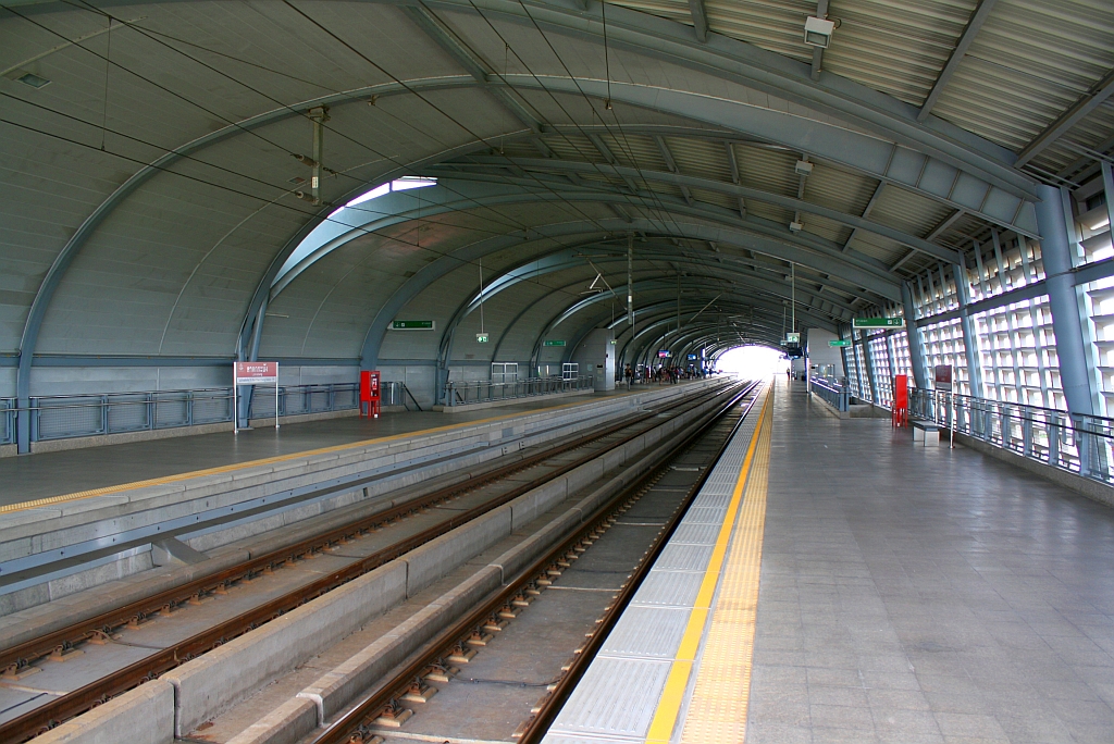 SRTET (State Railway of Thailand Electro Train) Station Lat Krabang am 10.März 2012.

